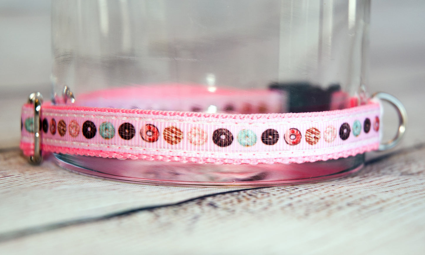 Donut collar and/or leash. 1/2" wide for small dogs or cats